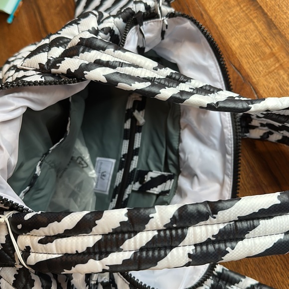 Oliver Thomas/Peloton Zebra Kitchen sink tote. NWT, never used. - Picture 3 of 7